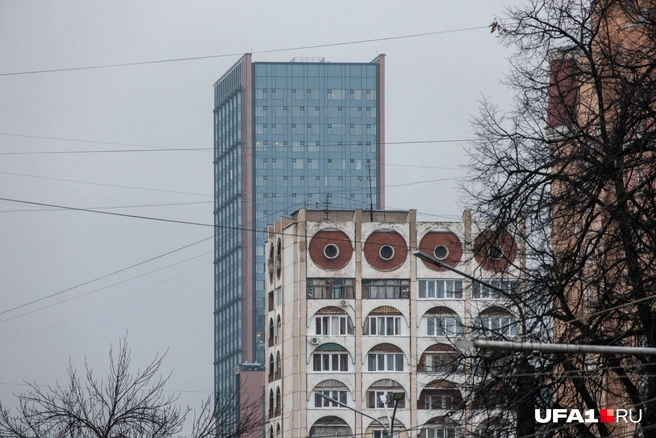Такое соседство прошлого с настоящим тоже бросается в глаза | Источник: Булат Салихов / UFA1.RU