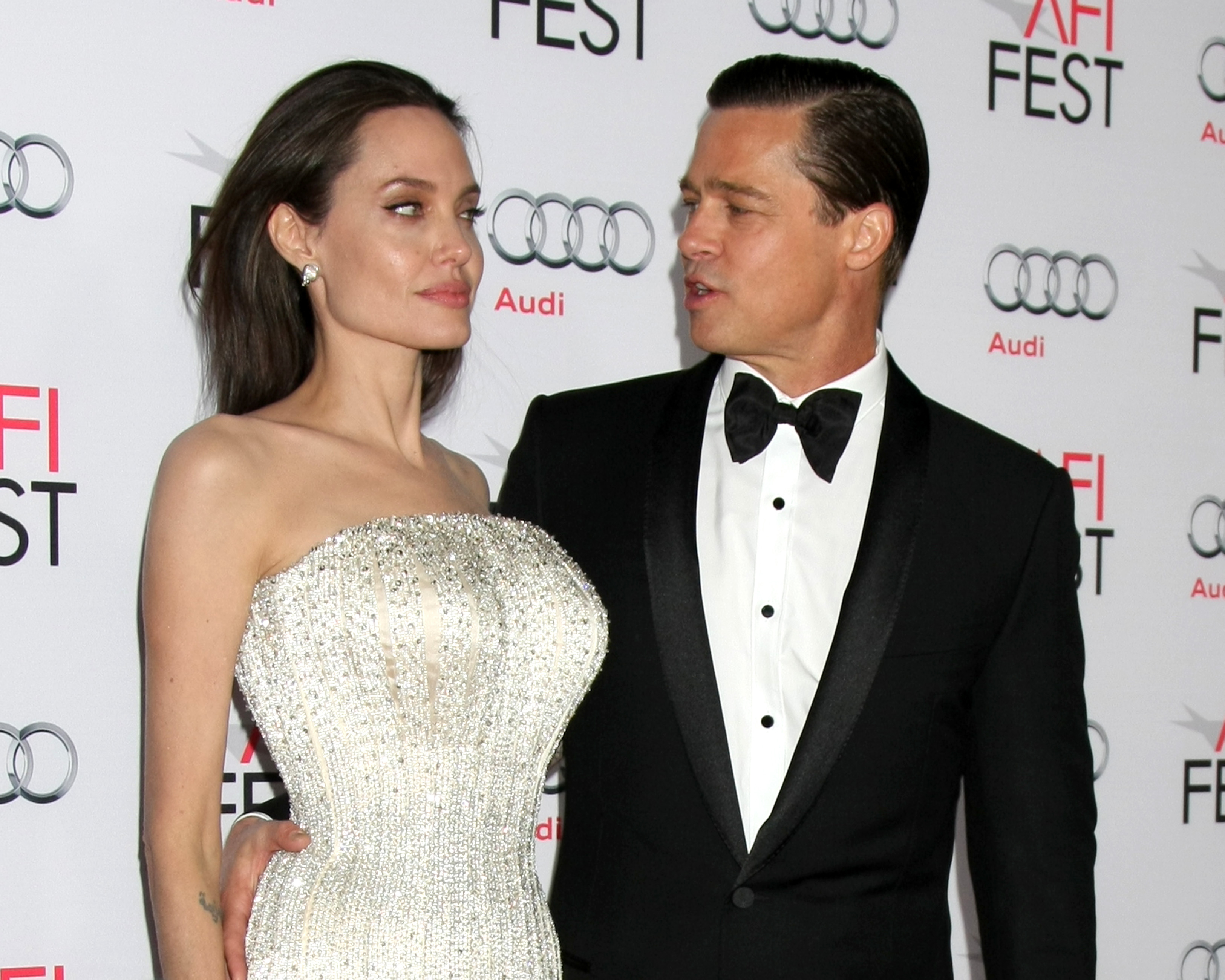 Анджелина джоли бывшие мужья. Муж Анджелины Джоли. Анджелина Джоли и ее муж. Angelina Jolie and Brad Pitt 2022. Первый муж Анджелины Джоли.