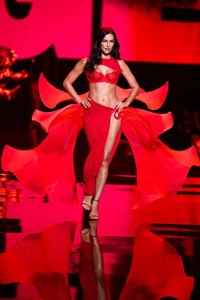 Два образа Ирины Шейк на шоу Victoria’s Secret: кокетливый и очень откровенный | Источник: Anthony Behar/Sipa USA