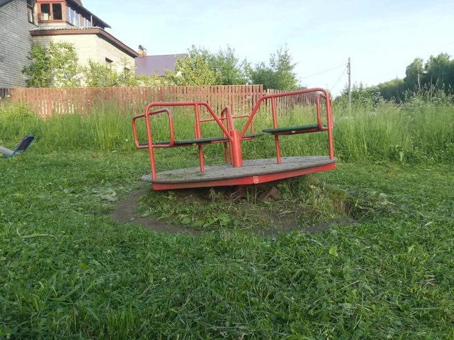 Детская площадка в этом дворе выглядит печально  | Источник: прокуратура Ярославля