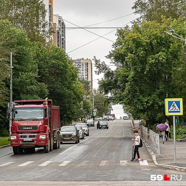 От Мира дорога начинает заметно подниматься в гору | Источник: Василина Любимова / 59.RU
