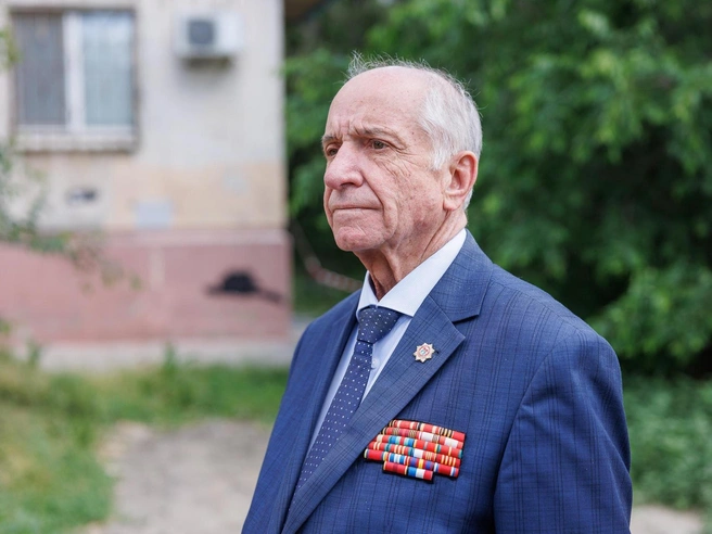 Александр Струков приехал убедиться, что с бабушкой-активисткой всё в порядке | Источник: Алексей Волхонский / V1.RU