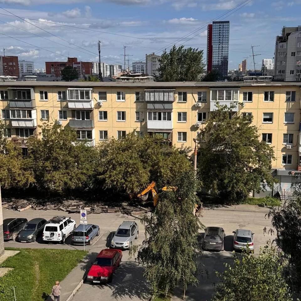 «Нас лишают инфраструктуры». Улицу в центре Челябинска начали чистить от парковок, разозлив местных жителей