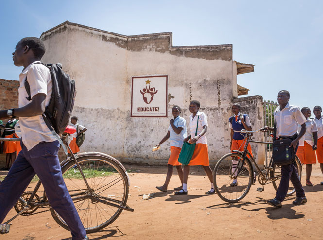 Школьники Уганды, участвующие в курсе Educate! | Источник: Andrea Borgarello