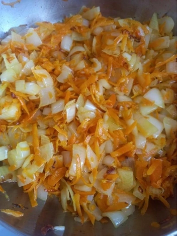 Обжарьте овощи, когда варятся грибы — это сэкономит время | Источник: Закамские Шампиньоны | Пермь | Усть-Качка / Vk.com