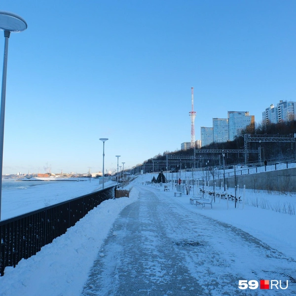 Тротуары почистили, и сугробы остались только на обочинах | Источник: Тимофей Калмаков / 59.RU