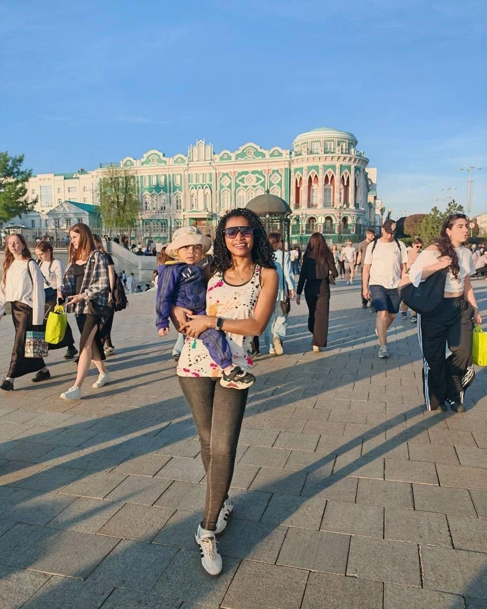 Семья любит гулять по городу | Источник: Мамису Андрианумендзанахари