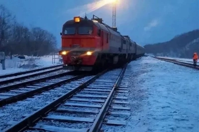 На Сахалине пассажирский поезд сошёл с рельсов