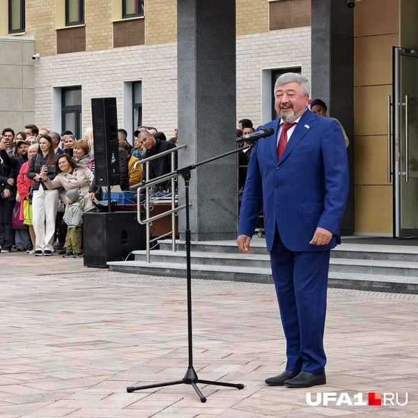 Марат Васимов на школьной линейке | Источник: Булат Салихов / UFA1.RU