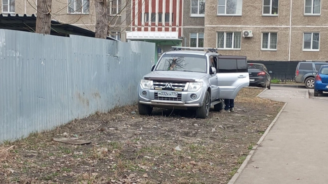 Тоже улица Пограничная, которой не везет на владельцев Pajero. Этот через тротуар забрался на газон и скоро превратит его в пятно грязи | Источник: читатель 74.RU