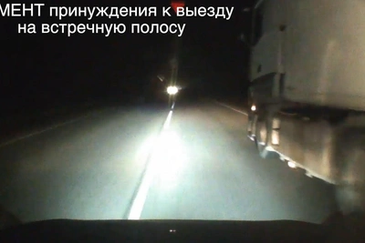 Водитель фуры выдавливал легковушку на встречную полосу под Волгоградом