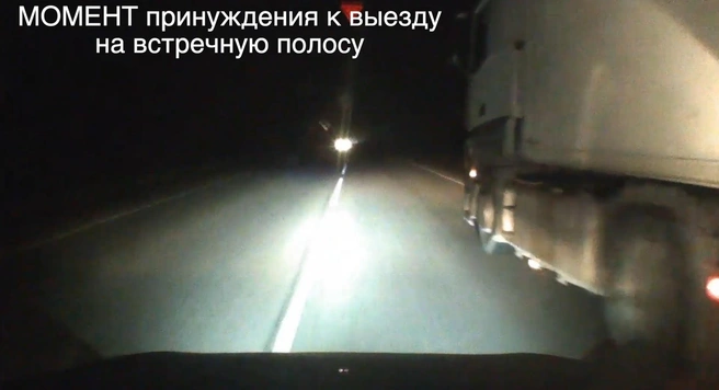 Под Волгоградом водитель фуры пытался вытолкнуть на встречную полосу легковой автомобиль | Источник: читатель V1.RU