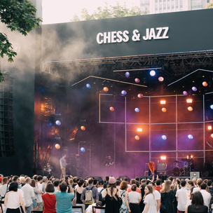 Джазовые импровизации под открытым небом в саду «Эрмитаж»: полный гид по фестивалю Chess & Jazz 2022