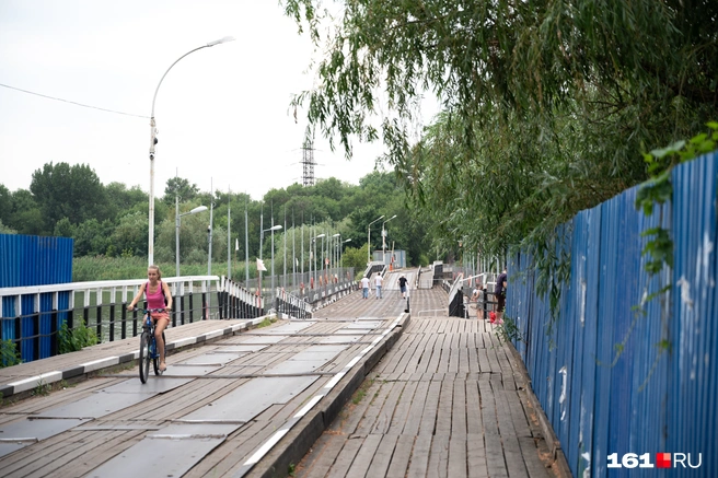 Пока что на Зеленый остров ведет только понтонный мост, который возводят ежегодно | Источник: Евгений Вдовин / 161.RU