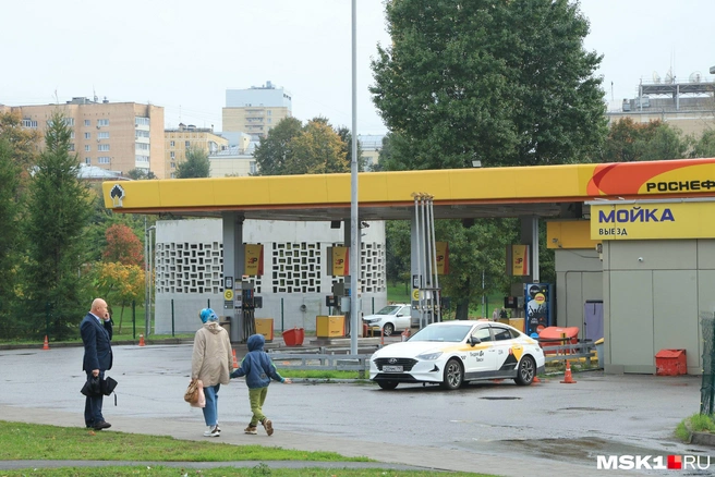Если вы заедете на первую попавшуюся заправку — то не факт, что уедете с полным баком | Источник: Дмитрий Толстошеев / MSK1.RU