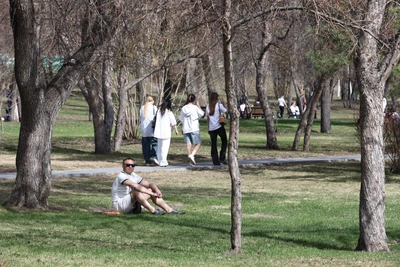 Жара в Новосибирске: мыльные пузыри, аттракционы и шорты