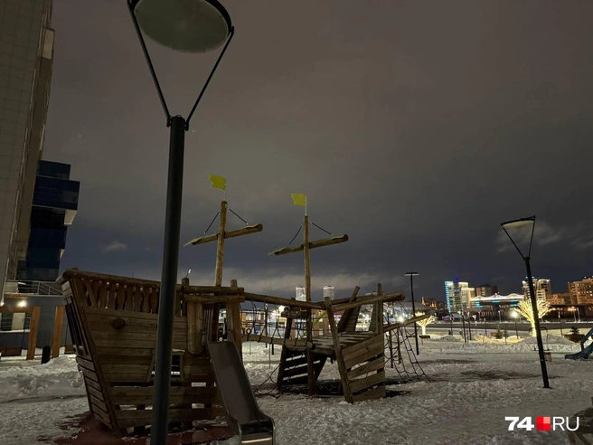 На этом кадре с затонувшим во тьме кораблем есть что-то загадочное, но, судя по отсутствию людей, это мало кого привлекает | Источник: читатель 74.RU