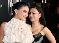 Кайли Дженнер теперь актриса! На премьере дебютного фильма — в Maison Margiela