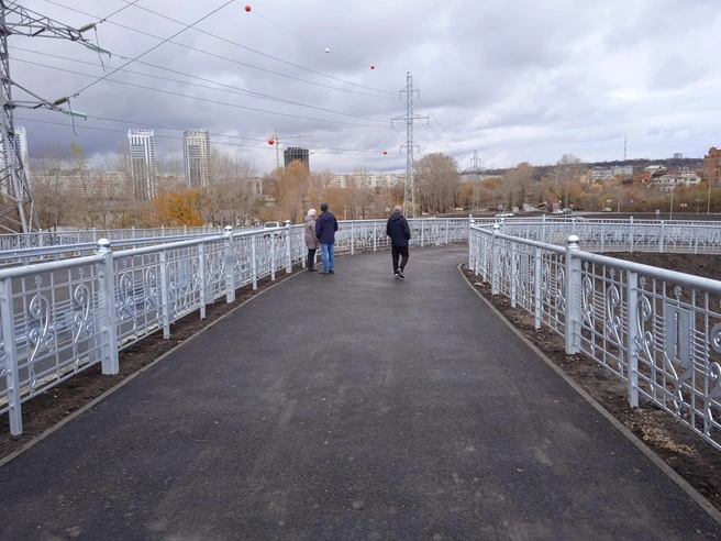 Для пешеходов обновили тротуар и построили мостик | Источник: Дмитрий Сильнов / 173. RU