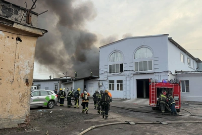 Мощный пожар в автосервисе Невского района Петербурга