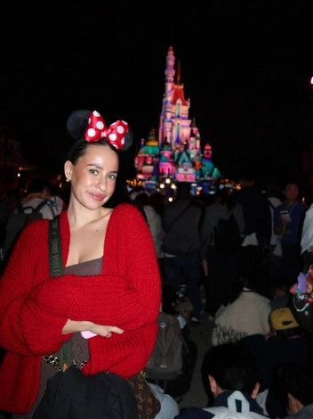 Модель этого кардигана Мария придумала для поездки в «Диснейленд» | Источник: Мария Конуперова / Личный архив