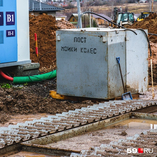 Перед выездом с дорожной стройки есть пост мойки колёс с ребристым проездом и шлангом для воды | Источник: Тимофей Калмаков / 59.RU