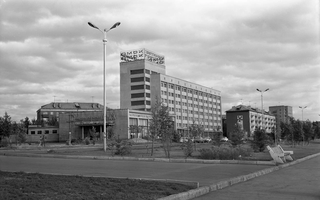 Ресторан «Омск» уже история, а вот гостиница всё еще работает, хоть и под другим названием | Источник: Фрумгарц Михаил Иосифович / pastvu.com