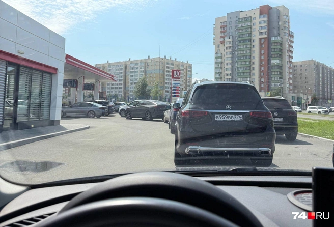 Воскресенье, 21 июня: «Лукойл» на Университетской Набережной | Источник: читатель 74.RU