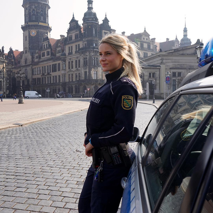 Фанаты этого полицейского из Германии умоляют ее арестовать их. И мы прекрасно понимаем парней!