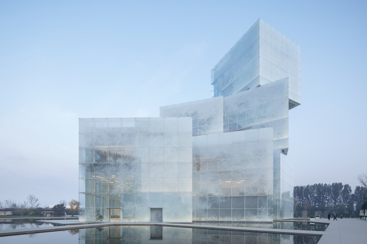 В Китае построили центр туризма, напоминающий кубики льда