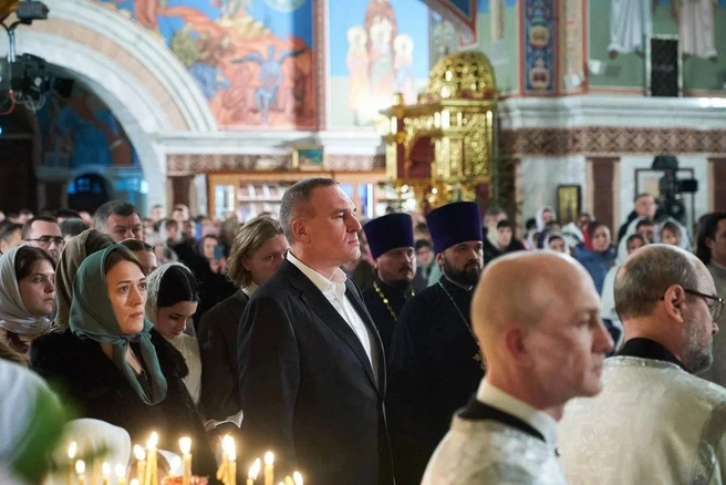 Губернатор Югры Руслан Кухарук тоже посетил литургию | Источник: «Руслан Кухарук» / T.me