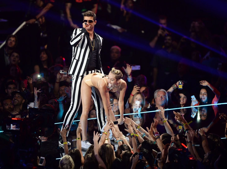 Робин Тик и Майли Сайрус на MTV Music Video Awards, 2013 год