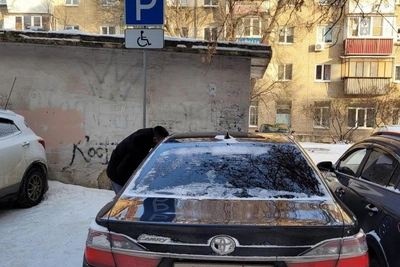 Водитель с номерами ООО заблокировал парковку для инвалидов в Челябинске