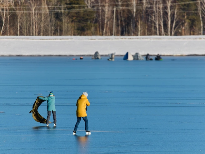 В ветреный день некоторые использовали дождевики в качестве импровизированных парусов | Источник: Александр Ощепков / NGS.RU