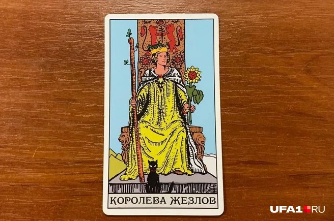 Королева почему-то держит в руках подсолнухи | Источник: Азалия Абдулова / UFA1.RU
