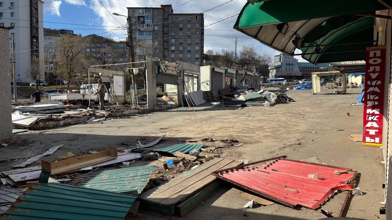 Мусор, разруха и битые стекла: рынок на Баляева доживает последние дни