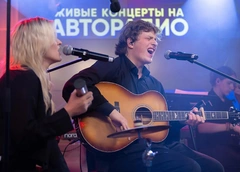 Солист группы «Бонд с кнопкой» рассказал, почему они на самом деле выступают босиком