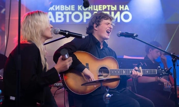Солист группы «Бонд с кнопкой» рассказал, почему они на самом деле выступают босиком