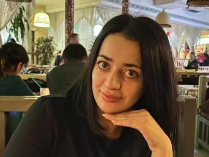 Выбросили из окна пятого этажа во время пожара, чтобы спасти: умерла 10-летняя падчерица блогера-миллионника Нармин