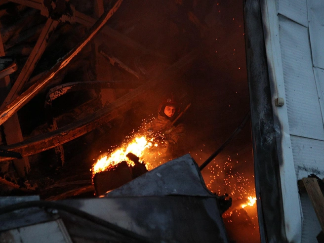 Спасатели делали технологические проёмы для подачи воды внутрь ангара.