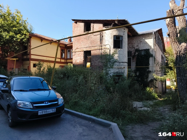 Непарадные дворы мало отличаются от подворотен в других городах | Источник: Антон Васильченко / 164.RU