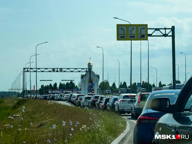 Очереди на заправках на федеральной трассе M-12, несмотря на внушительность, движутся быстро | Источник: Артем Устюжанин / MSK1.RU
