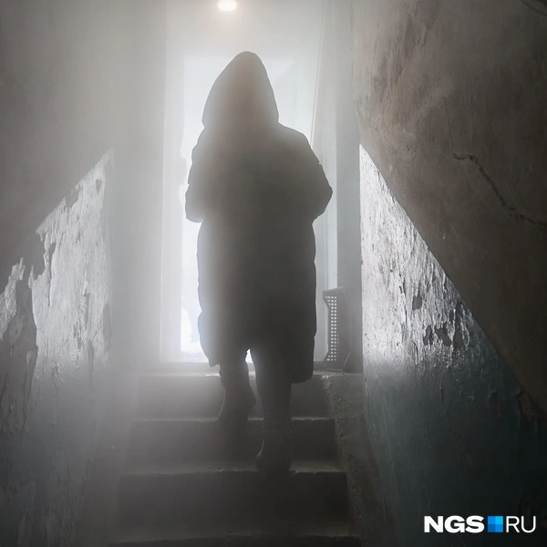 Из-за пара, поднимающегося из подвала, в подъезде и квартирах первого этажа нечем дышать | Источник: Александр Ощепков / NGS.RU
