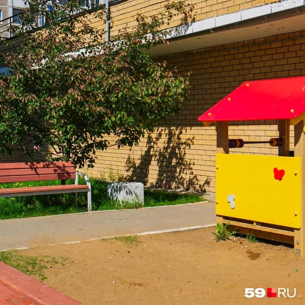 Лавочки для родителей и уставшей от беготни малышни | Источник: Тимофей Калмаков / 59.RU