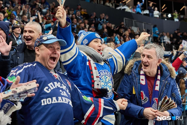 В начале третьего периода вновь от сибирских спортсменов прилетела шайба в ворота команды из Владивостока | Источник: Александр Ощепков / NGS.RU