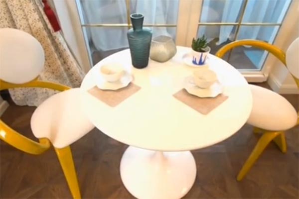 Дизайнерский кофейный столик и стулья сделаны вручную из массива натуральной березы