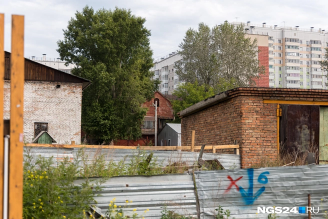 То тут, то там мелькают старые двухэтажки и полуснесенные гаражи | Источник: Мария Ленц / NGS24.RU