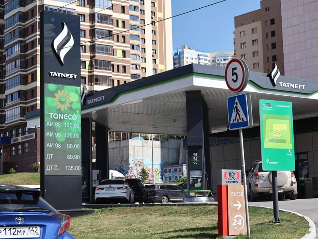 <p>На «Татнефти» бензин есть, но цены тут повыше, чем у «Газпромнефти»</p> | Источник: Александр Ощепков / NGS.RU