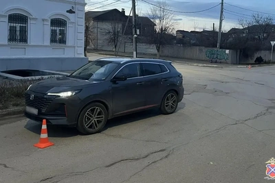 В Камышине подросток на электросамокате врезался в автомобиль