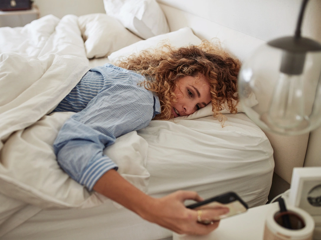 Еще пять минут: чем опасен перевод будильника по утрам | marieclaire.ru